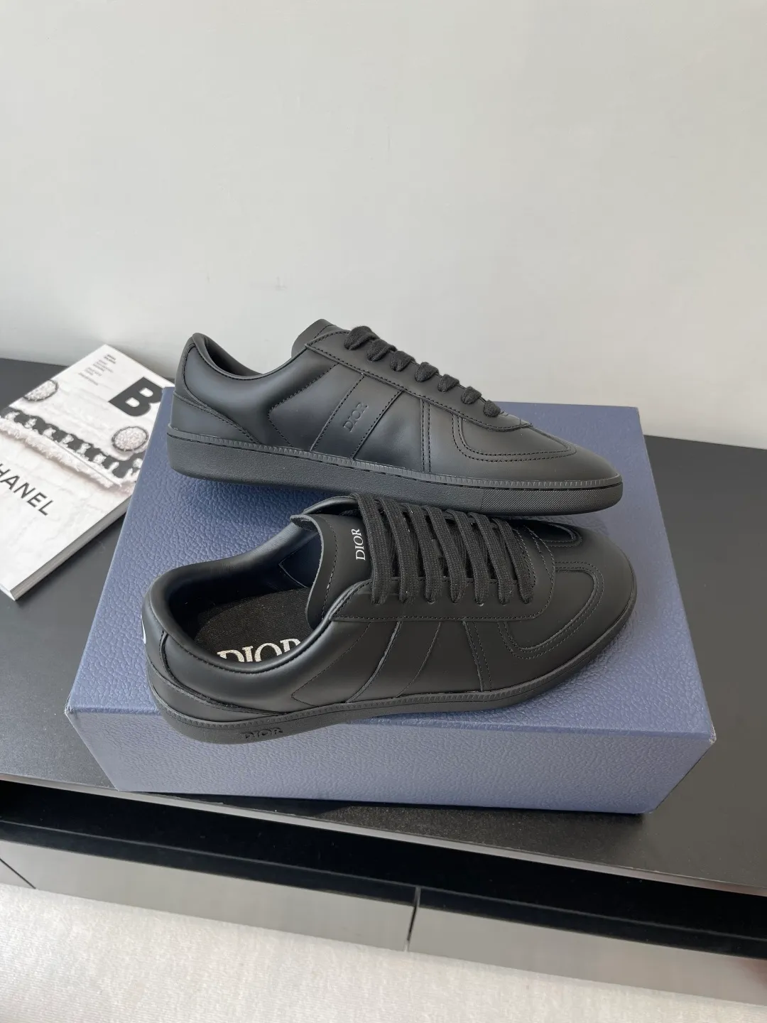Factory price: 420💰The top version of Dior 25ss new product B01 moral training shoes. The toe size design of the couple's style is a bit wider. The upper foot comfort is perfect. The thread is beautiful. Perfectly suitable for trousers. Decorated with various classic details. It is the ideal choice for daily styling. It can be matched with various casual items to create exquisite shapes. Fabric first layer cowhide/lining sheepskin T men's shoes💰U original outsole Code number: 38-44, customized 45